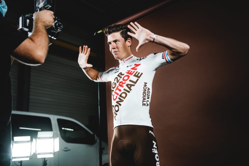 ag2r new kit